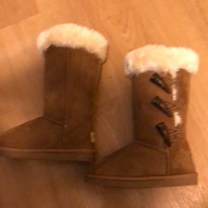 Brown APRES boots with the fur. never been worn